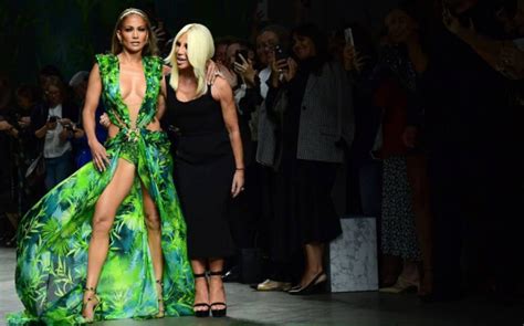 robe verte versace de jennifer lopez|j lo versace looks.